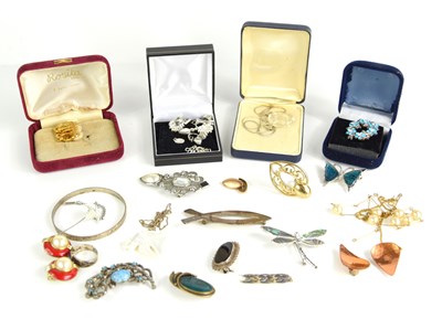 Lot 242 - A group of vintage and modern jewellery to...