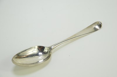 Lot 336 - A Georgian silver serving spoon, 2.17toz.