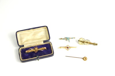 Lot 90 - An Edwardian 15ct gold bar brooch with an old...