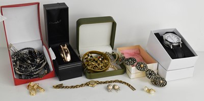 Lot 275 - A group of vintage jewellery and watches to...