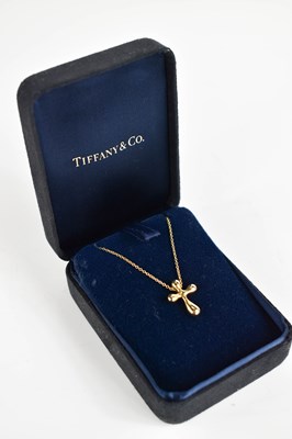 Lot 162 - A Tiffany & Co 18ct gold necklace with Elsa...