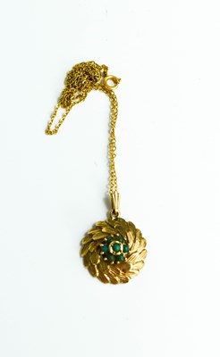 Lot 97 - A 9ct gold necklace and flower form pendant...