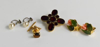 Lot 214 - A garnet set cross brooch, likely early 20th...