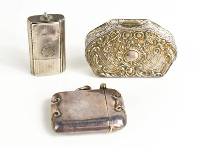 Lot 361 - A Victorian two compartment snuff box / vesta...