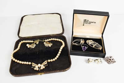 Lot 209 - A group of jewellery, to include a silver ring...