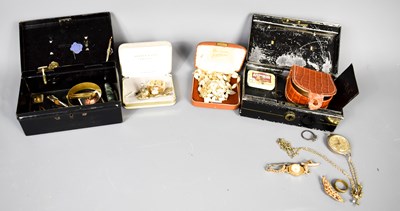 Lot 217 - A group of jewellery and collectable items to...
