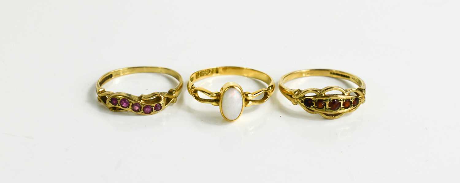 Lot 116 - A 9ct gold and pink sapphire ring, size M,...