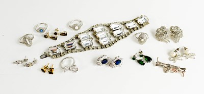 Lot 201 - A selection of silver jewellery, to include a...