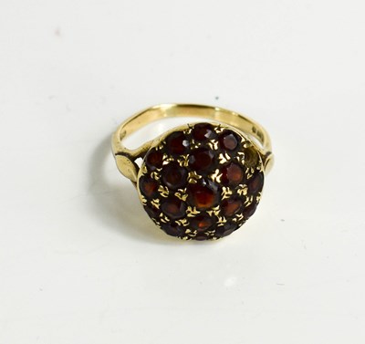 Lot 75 - A 9ct gold and garnet cluster ring, 4.7g.