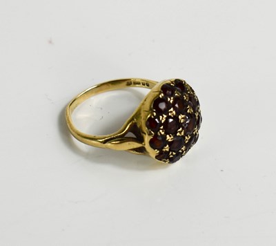 Lot 75 - A 9ct gold and garnet cluster ring, 4.7g.