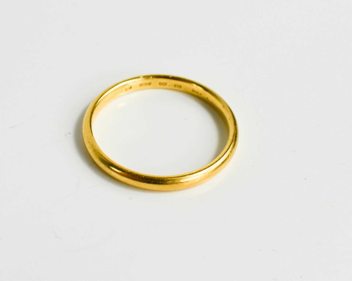 Lot 117 - A 22ct gold wedding band, 3.5g.