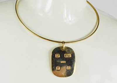 Lot 18 - A 9ct gold ingot pendant on a 9ct gold hoop...