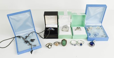 Lot 261 - A group of jewellery to include eight dress...