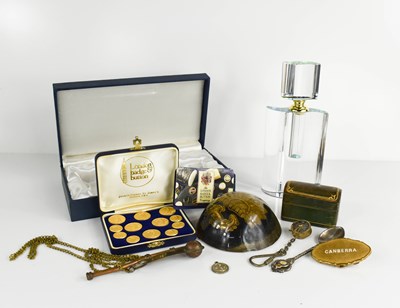 Lot 567 - A group of collectables to include glass...