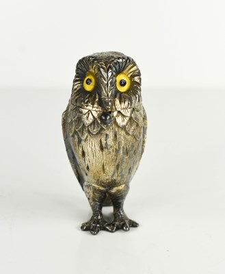 Lot 455 - A silver salt and spoon in the form of an owl,...