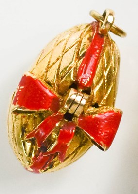 Lot 41 - A 9ct gold pendant 'Surprise' egg, the cracked...