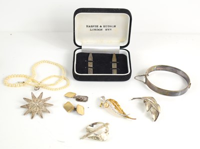 Lot 180 - A group of silver jewellery to include two...