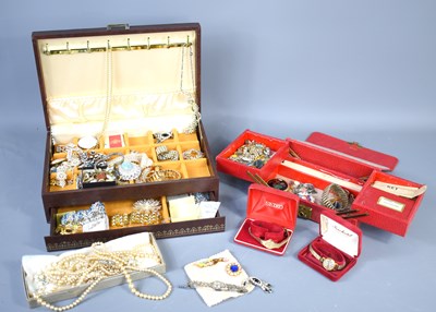 Lot 255 - A group of vintage jewellery and watches to...