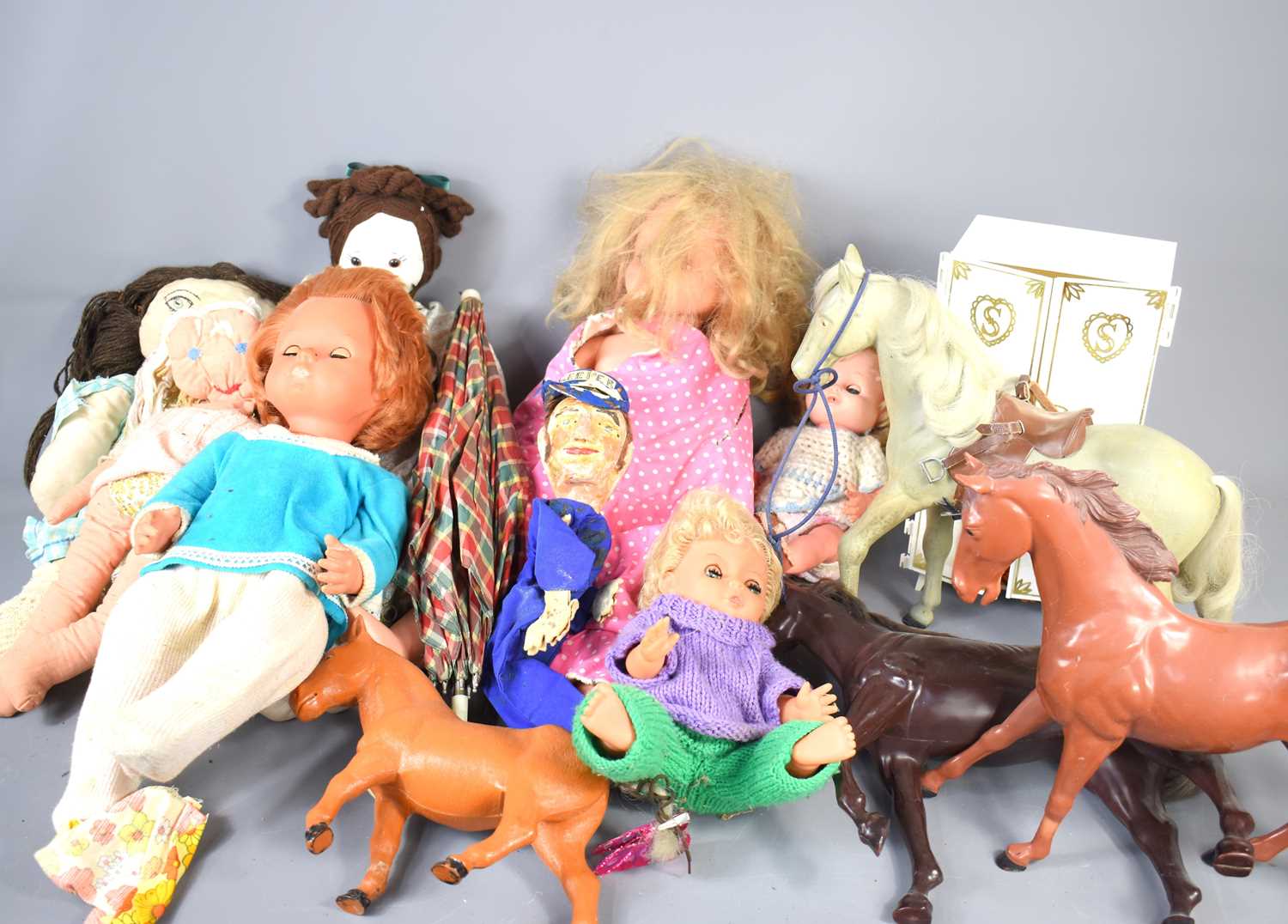 Lot 400 - A group of vintage dolls, rag dolls, large...