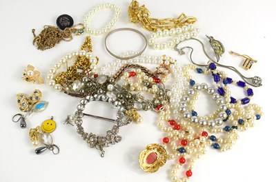 Lot 217 - A selection of vintage jewellery to include...