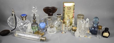 Lot 187 - A collection of vintage scent and perfume...