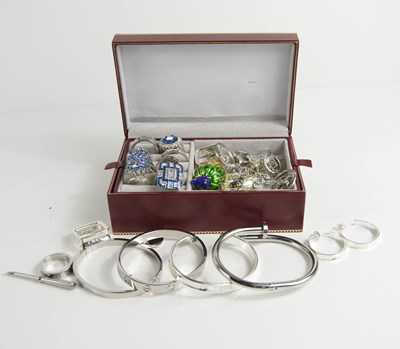 Lot 292 - A group of costume and silver jewellery to...