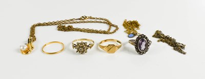 Lot 312 - A group of gold and further jewellery,...