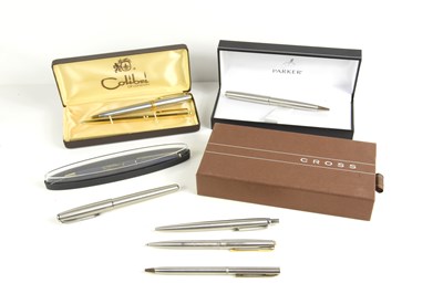 Lot 72 - A group of vintage pens to include Parker,...