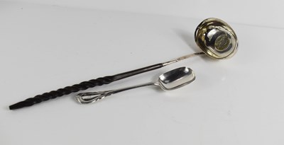 Lot 369 - A George III silver toddy ladle with a twisted...