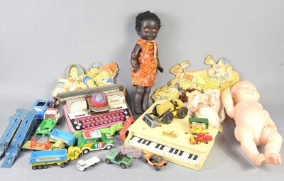 Lot 312 - A group of vintage dolls and toys to include a...