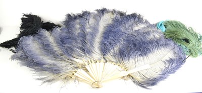 Lot 86 - An early 20th century ostrich feather fan with...