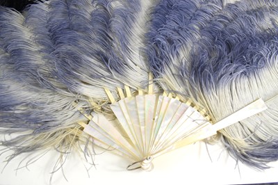 Lot 86 - An early 20th century ostrich feather fan with...