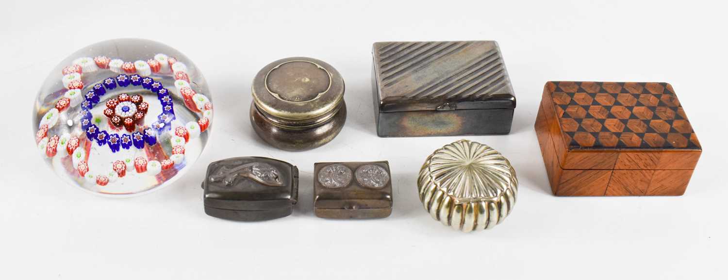 Lot 32 - A collection of six snuff boxes including a...