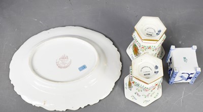 Lot 130 - A group of porcelain including a Chamberlains...
