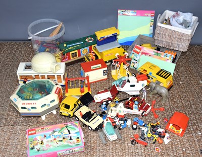 Lot 317 - A group of vintage toys to include Epoch "Rose...