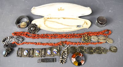 Lot 241 - A group of jewellery to include a 9ct gold...