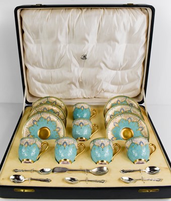 Lot 139 - A cased set of Royal Worcester cups and...
