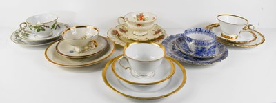 Lot 225 - A selection of porcelain tea cup and saucer...