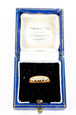 Lot 139 - An 18ct gold and five stone graduated diamond...