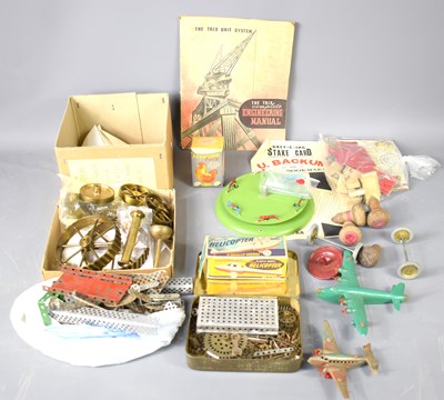 Lot 558 - A group of vintage toys to include a Fairylite...