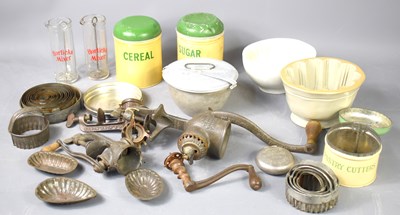Lot 69 - A group of vintage kitchenalia to include two...
