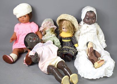 Lot 563 - A group of vintage dolls to include examples...